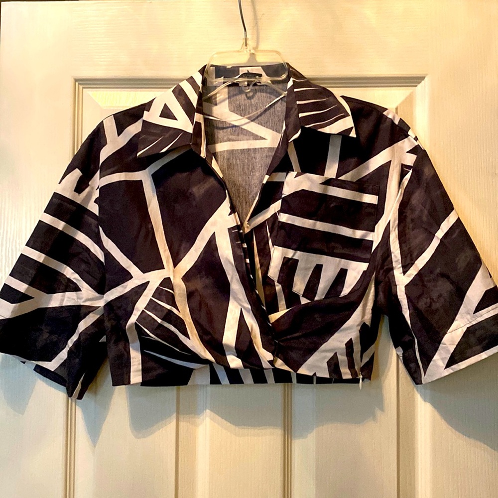 Zara cropped top w asymmetrical print - size S